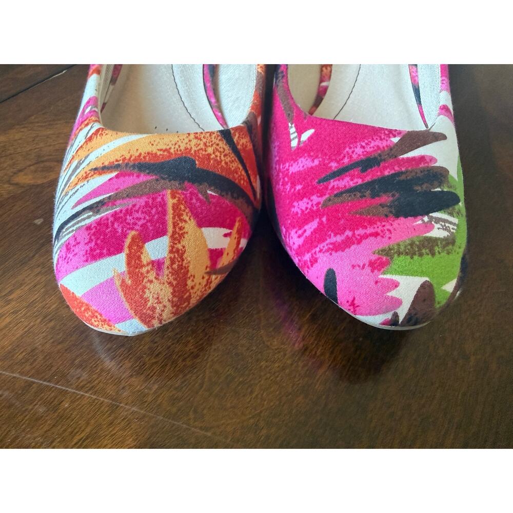 LifeStride Women Paris Pumps 7M Pink Green Tropical Floral Slip On Heels Comfort - Picture 4 of 16